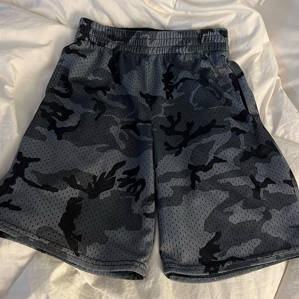 Boys S camo basketball shorts